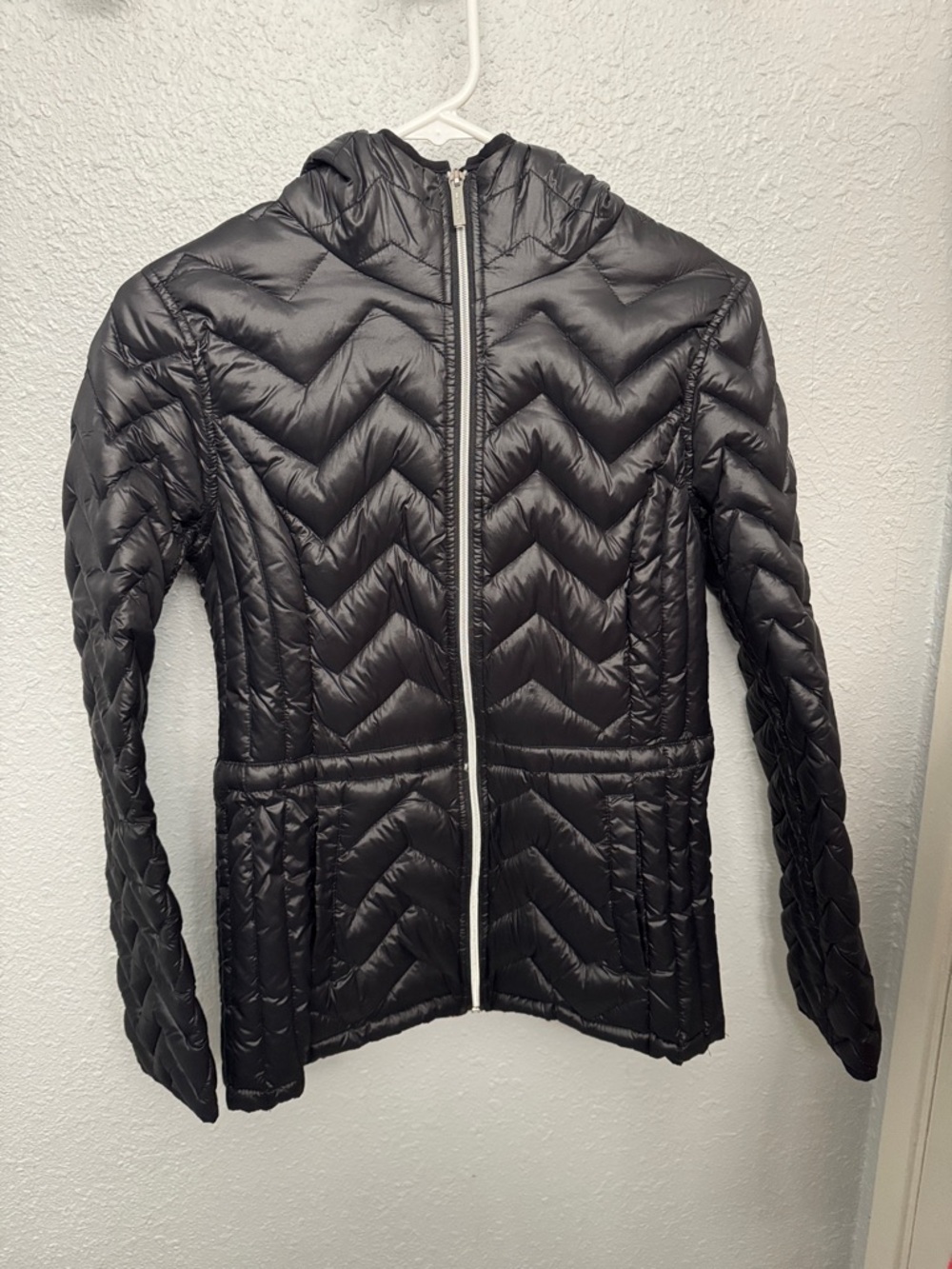 MICHAEL Michael Kors Black Chevron Quilted Hooded Puffer Jacket - Picture 1 of 3